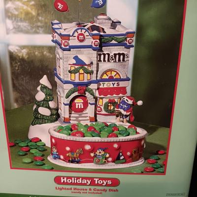 DEPARTMENT 56 M&M'S "HOLIDAY TOYS' LIGHTED HOUSE AND CANDY DISH