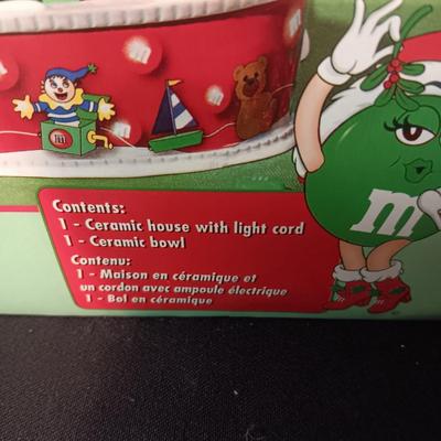DEPARTMENT 56 M&M'S "HOLIDAY TOYS' LIGHTED HOUSE AND CANDY DISH