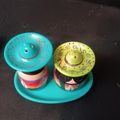 2 SETS OF SALT & PEPPER SHAKERS (1)