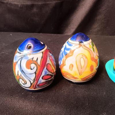 2 SETS OF SALT & PEPPER SHAKERS (1)