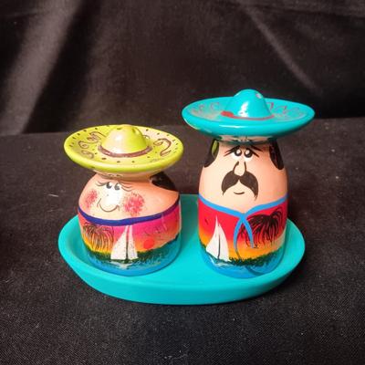 2 SETS OF SALT & PEPPER SHAKERS (1)
