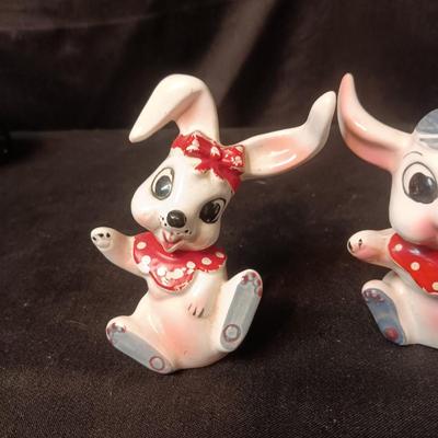 2 SETS OF SALT & PEPPER SHAKERS (4)