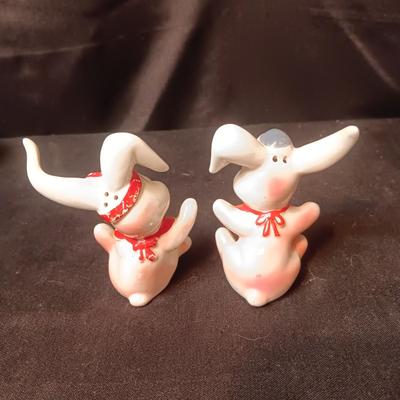 2 SETS OF SALT & PEPPER SHAKERS (4)