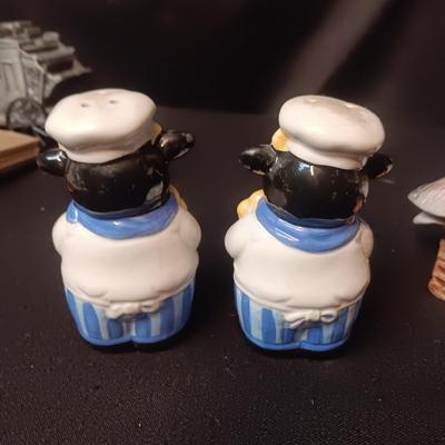 3 SETS OF SALT & PEPPER SHAKERS (1)
