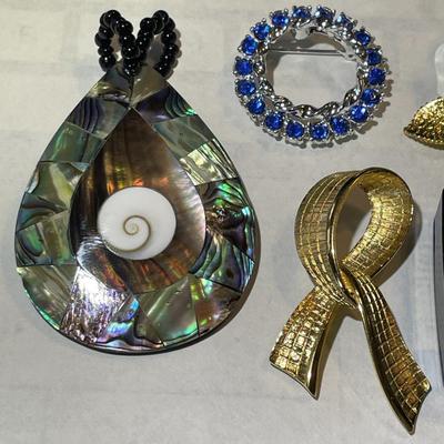 Vintage Lot of Miscellaneous Fashion Jewelry Pieces as Pictured in Good Preowned Condition.