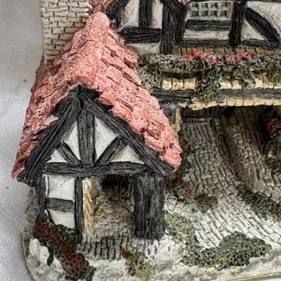 David Winter 12 Cottage and 2 large decorative plates