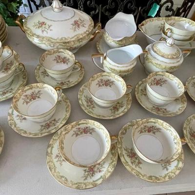 Noritake 3914 Lilac Japan china set in very good condition