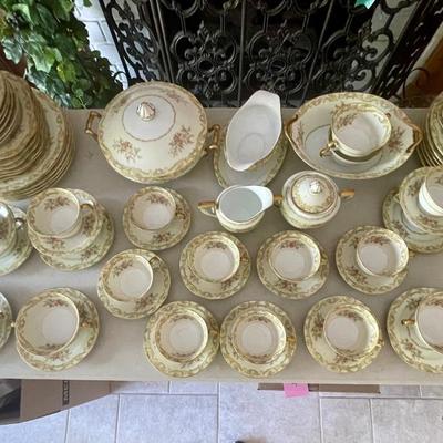 Noritake 3914 Lilac Japan china set in very good condition