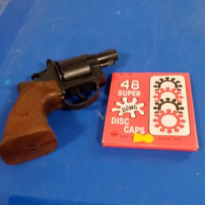 LOT 156 VINTAGE TOY CAP GUN AND CAPS