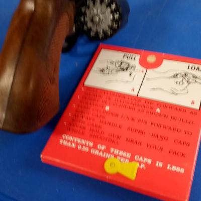 LOT 156 VINTAGE TOY CAP GUN AND CAPS
