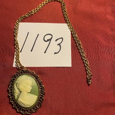 Vintage Cameo Brooch/Pendant Necklace