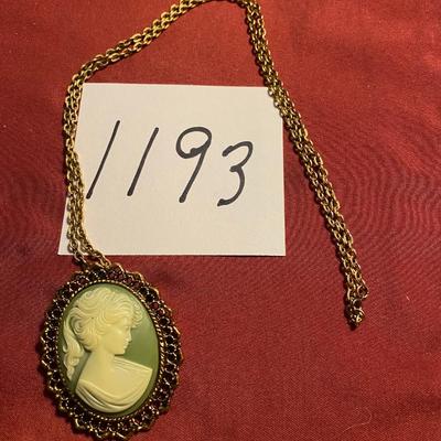Vintage Cameo Brooch/Pendant Necklace