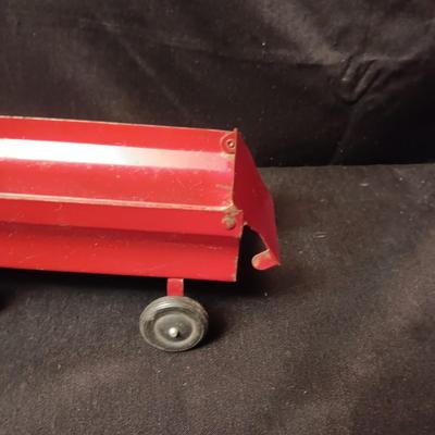 INTERNATIONAL METAL TOY TRACTOR AND ERTL CART