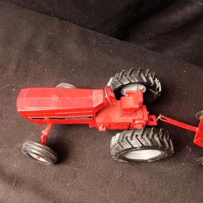 INTERNATIONAL METAL TOY TRACTOR AND ERTL CART