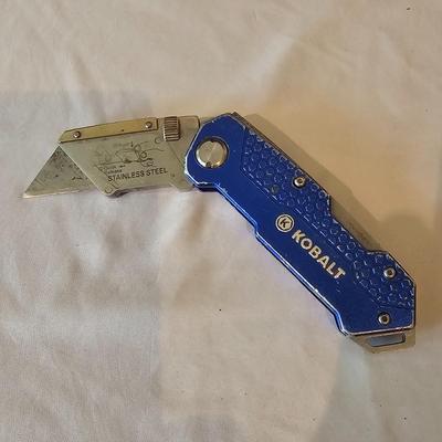 Knife Assortment Incl a Knife/Axe Combo (LR-JS)