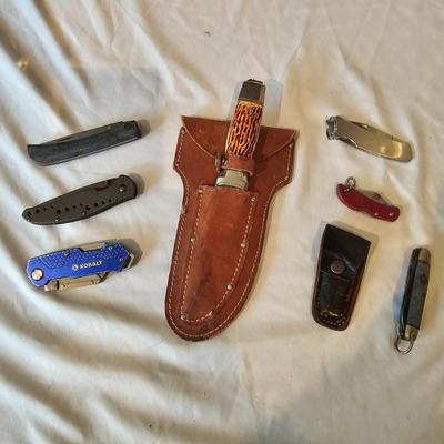 Knife Assortment Incl a Knife/Axe Combo (LR-JS)