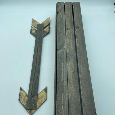 Arrow & decorative shelf