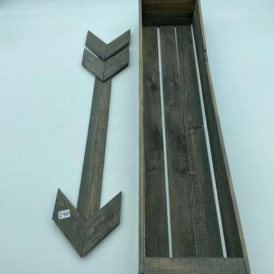 Arrow & decorative shelf