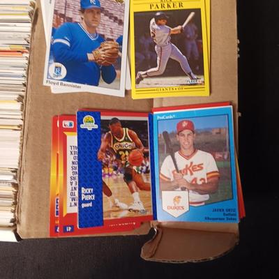 BOX OF VARIOUS BASEBALL, FOOTBALL AND BASKETBALL TRADING CARDS