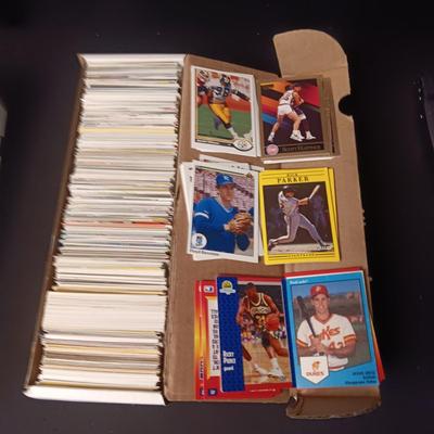 BOX OF VARIOUS BASEBALL, FOOTBALL AND BASKETBALL TRADING CARDS