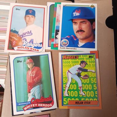 BOX OF VARIOUS BASEBALL TRADING CARDS