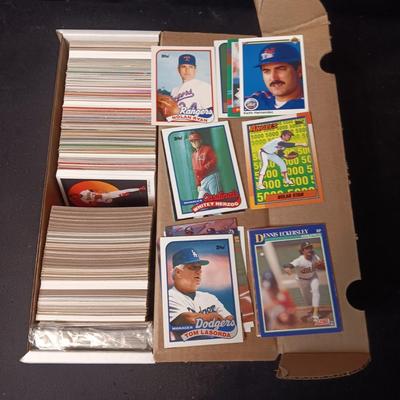 BOX OF VARIOUS BASEBALL TRADING CARDS