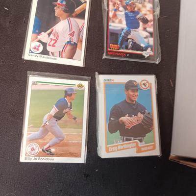 BOX OF BASEBALL TRADING CARDS