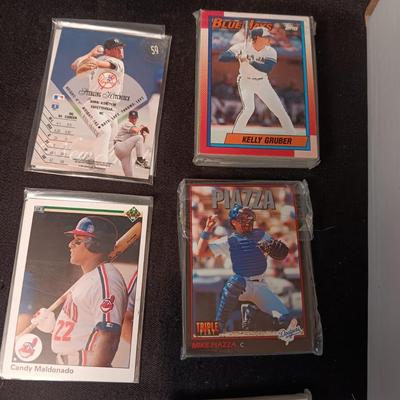 BOX OF BASEBALL TRADING CARDS