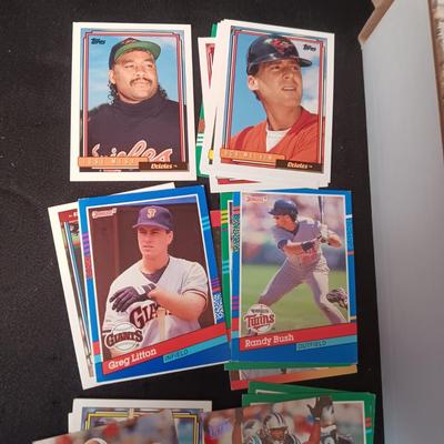 BOX OF FOOTBALL, BASEBALL AND BASKETBALL TRADING CARDS