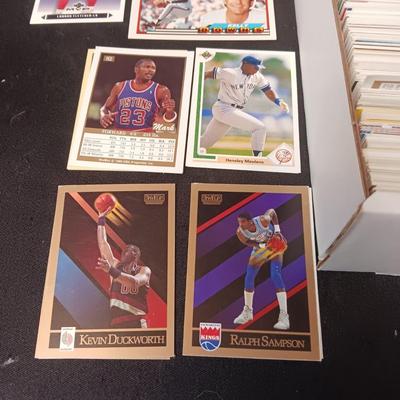 BOX OF FOOTBALL, BASEBALL AND BASKETBALL TRADING CARDS
