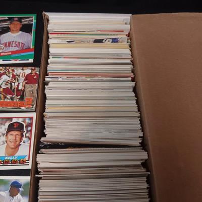 BOX OF FOOTBALL, BASEBALL AND BASKETBALL TRADING CARDS