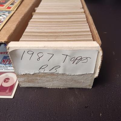 BOX OF 1987 TOPPS BASEBALL TRADING CARDS