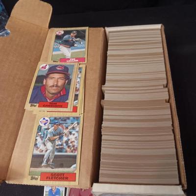BOX OF 1987 TOPPS BASEBALL TRADING CARDS