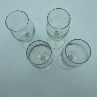 4 wine glasses