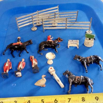 LOT 176 OLD LOT OF METAL FIGURES