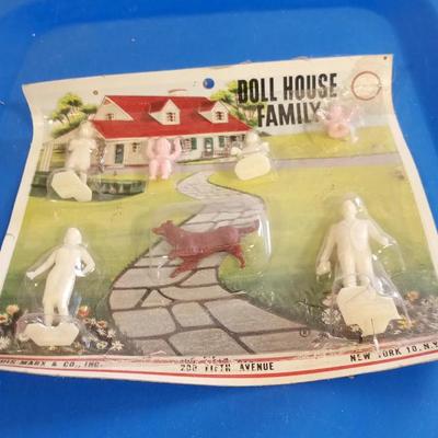 LOT 177 MARX DOLL HOUSE FAMILY