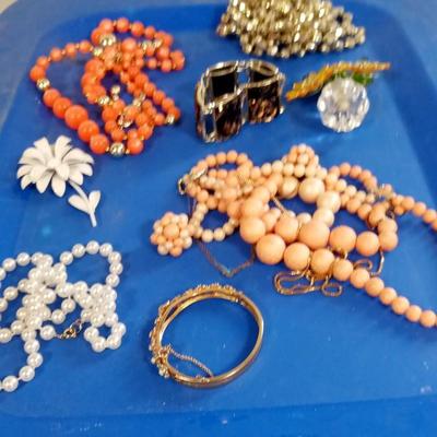 LOT 178 BAG OF VINTAGE JEWELRY