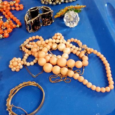 LOT 178 BAG OF VINTAGE JEWELRY