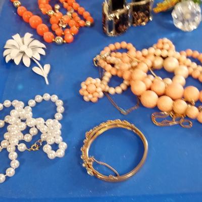 LOT 178 BAG OF VINTAGE JEWELRY