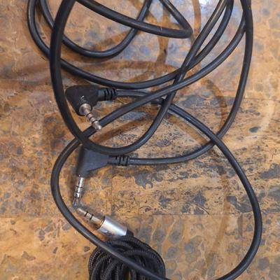2 aux cables