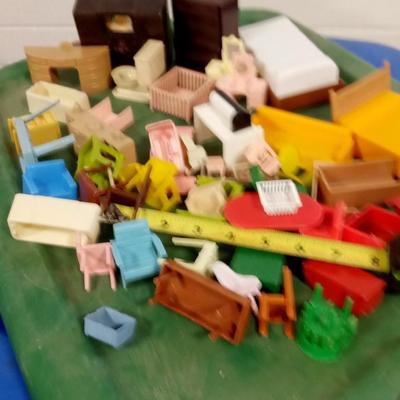 LOT 179 OLD TIN LITHO DOLL HOUSE WITH FURNITURE
