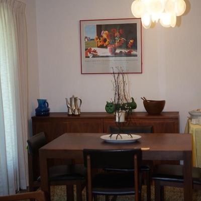 MCM DINING CHAIRS OF WALNUT WITH BLACK VINYL SEATS & BACKS
