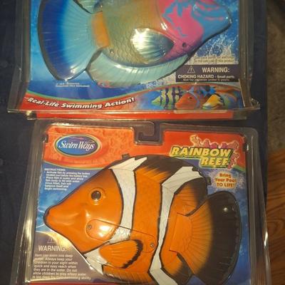 Swimways rainbow reef battery operated swimming toy fish