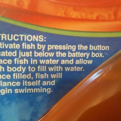 Swimways rainbow reef battery operated swimming toy fish