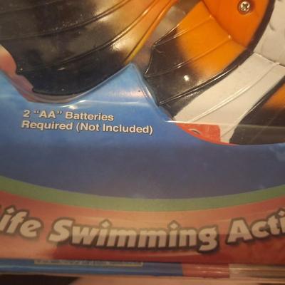 Swimways rainbow reef battery operated swimming toy fish