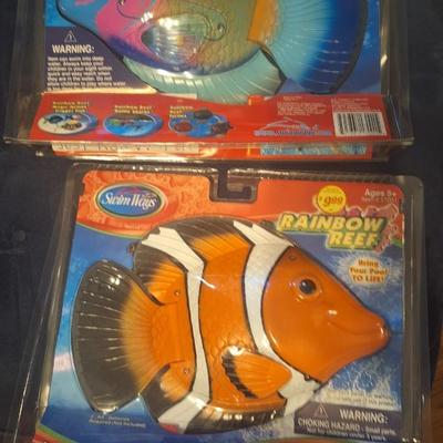 Swimways rainbow reef battery operated swimming toy fish