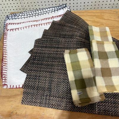 6 square tablecloths,4 brown,3 napkins