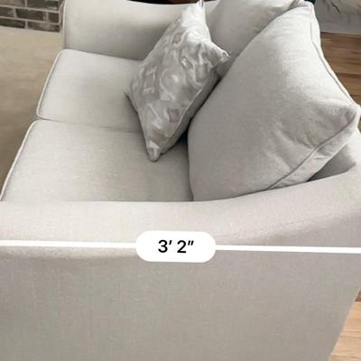 Living Spaces Love seat ~ Measurements in photos Like New