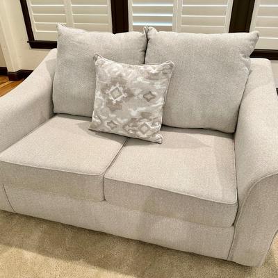 Living Spaces Love seat ~ Measurements in photos Like New