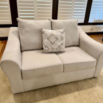 Living Spaces Love seat ~ Measurements in photos Like New